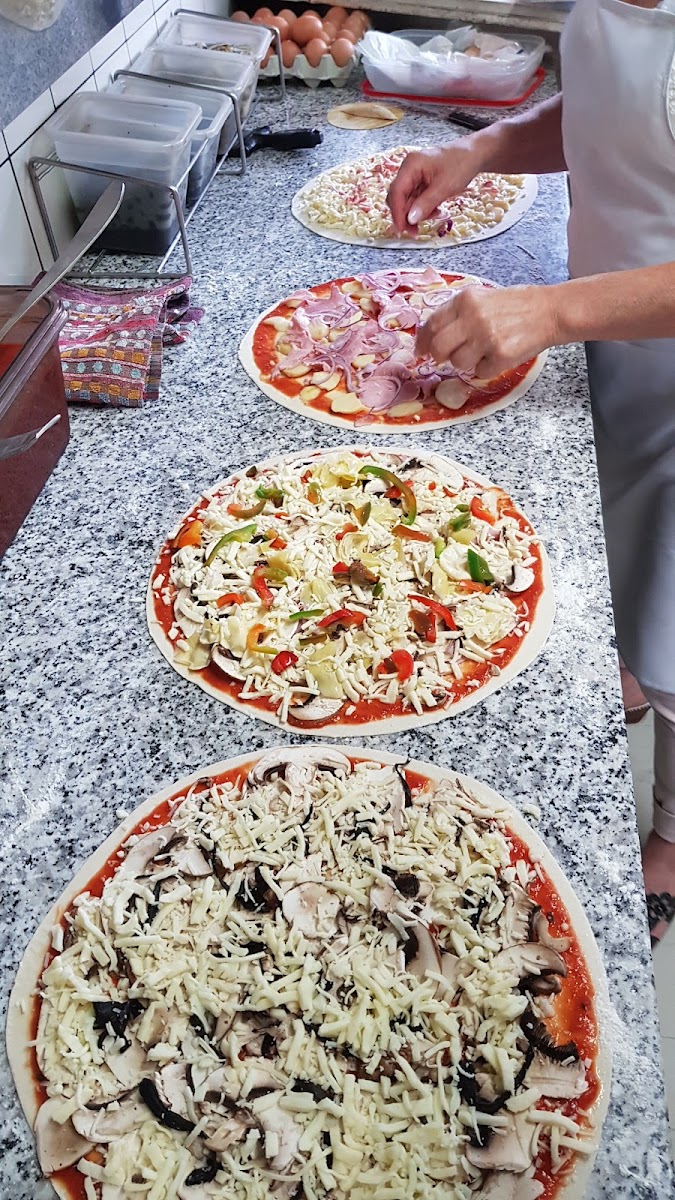 Maxi Pizza Photos 2